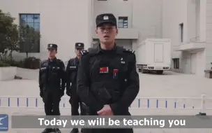 Скачать видео: 中国警察“爆笑”演示遇到持刀劫匪该怎么做？YouTube外网评论！