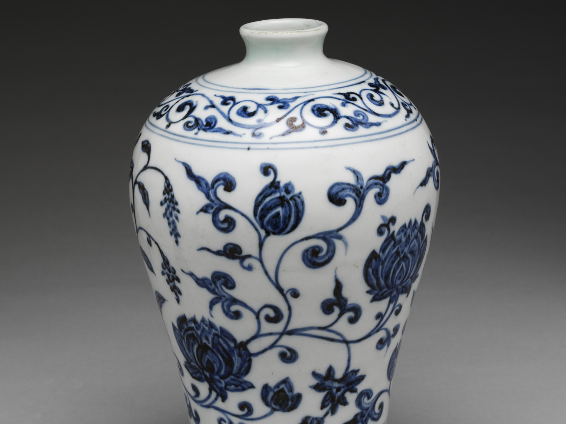 明代青花莲花纹梅瓶,腹部画缠枝莲花,加饰莲花一枝