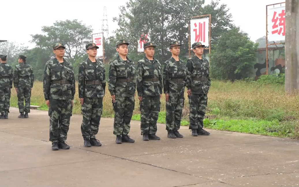 新兵组织召开2021年度秋季新兵教育训练开训动员大会,千余名新兵整齐列队,士气高昂.他们将在未来的新训中,完成队列、刺杀、战术基础动作、军事体...