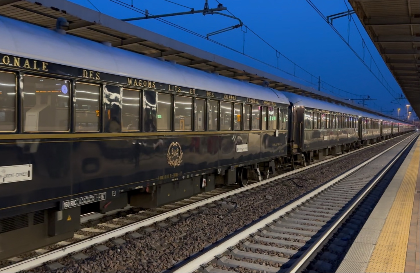 【司机友好鸣笛模拟进站bgm 侧窗挥手与友好闪灯】辛普伦东方快车进入