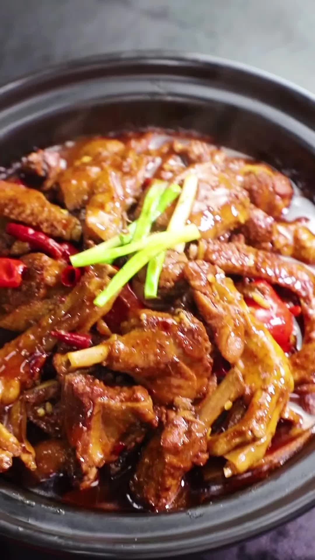 家庭版砂锅啤酒鸭,吃完肉汤汁都可以拌两碗饭,还不赶紧收藏起来