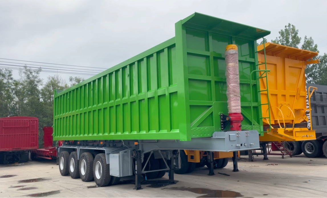 后翻自卸半挂车是一种用于重载货物运输的半挂车型,以下从通用配置