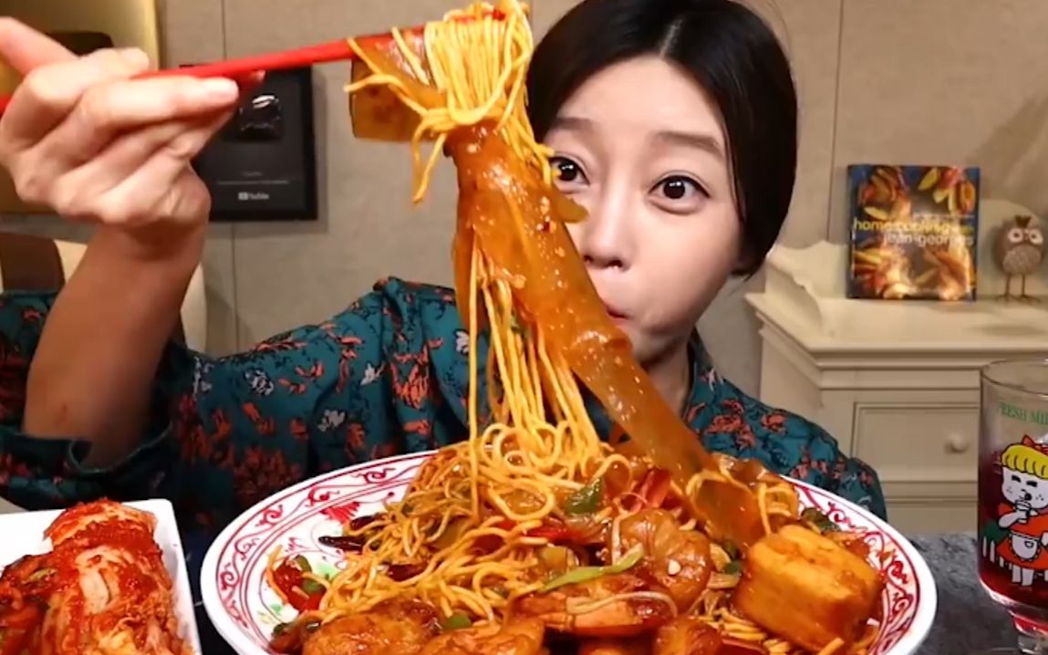 这是什么骚操作海鲜版宽粉炒鸡蛋面泡菜不能少看韩国吃播多萝西小姐姐