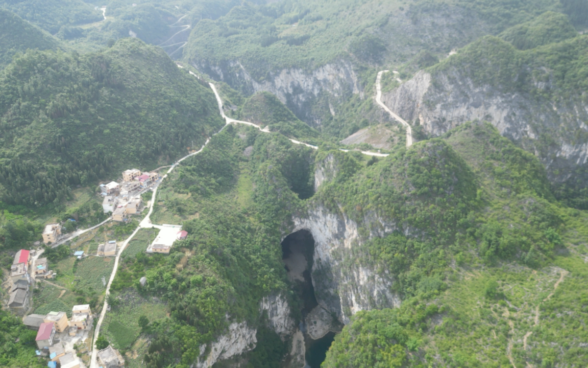 家乡风景知多少?贵州惠水,涟江在两三公里内凿穿三个山头,形成了上中下三座天生桥.悬崖之上的小山村,四周苍山如海,山村脚下的U型峡谷又陡又...