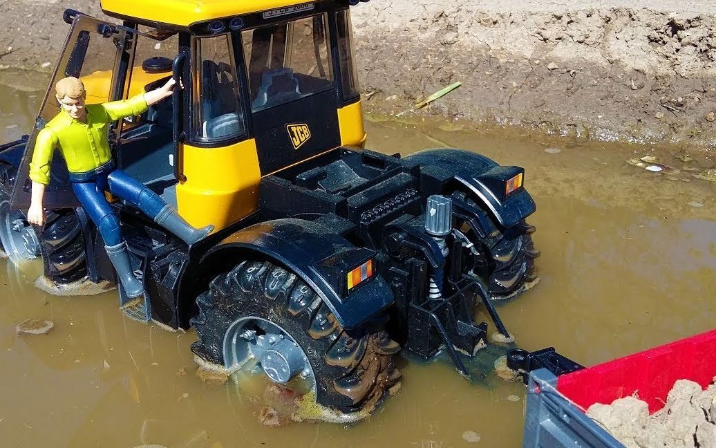 糖果果玩具车:运输货物的拖拉机陷进泥坑,履带拖拉机前去救援