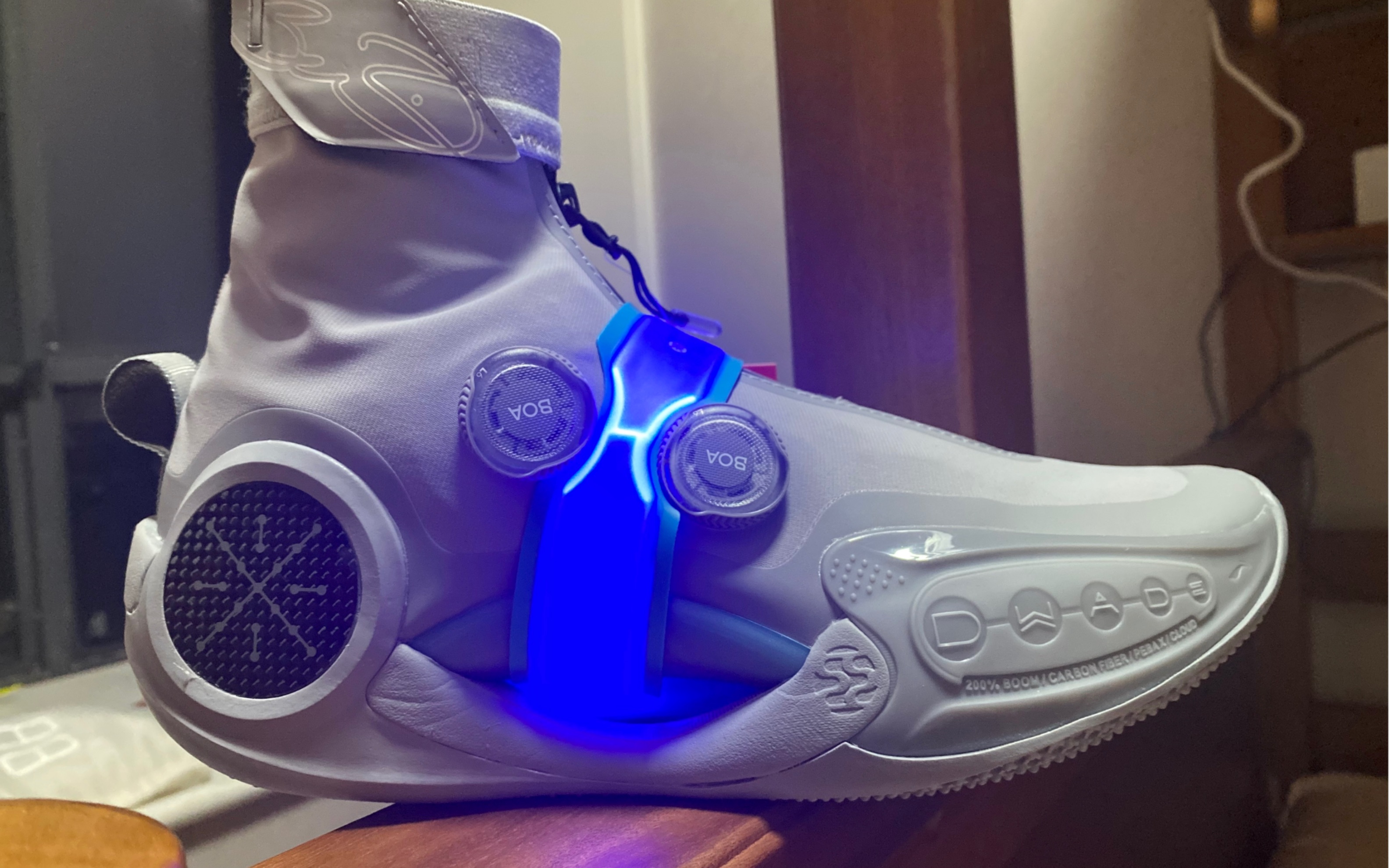 李宁lining wow9infinity灰孩子夜光篮球鞋的缓震形变!