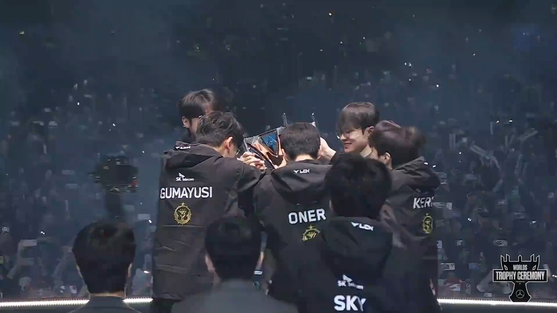 t1夺冠,faker眼含热泪,露出了久违的笑容,四冠王