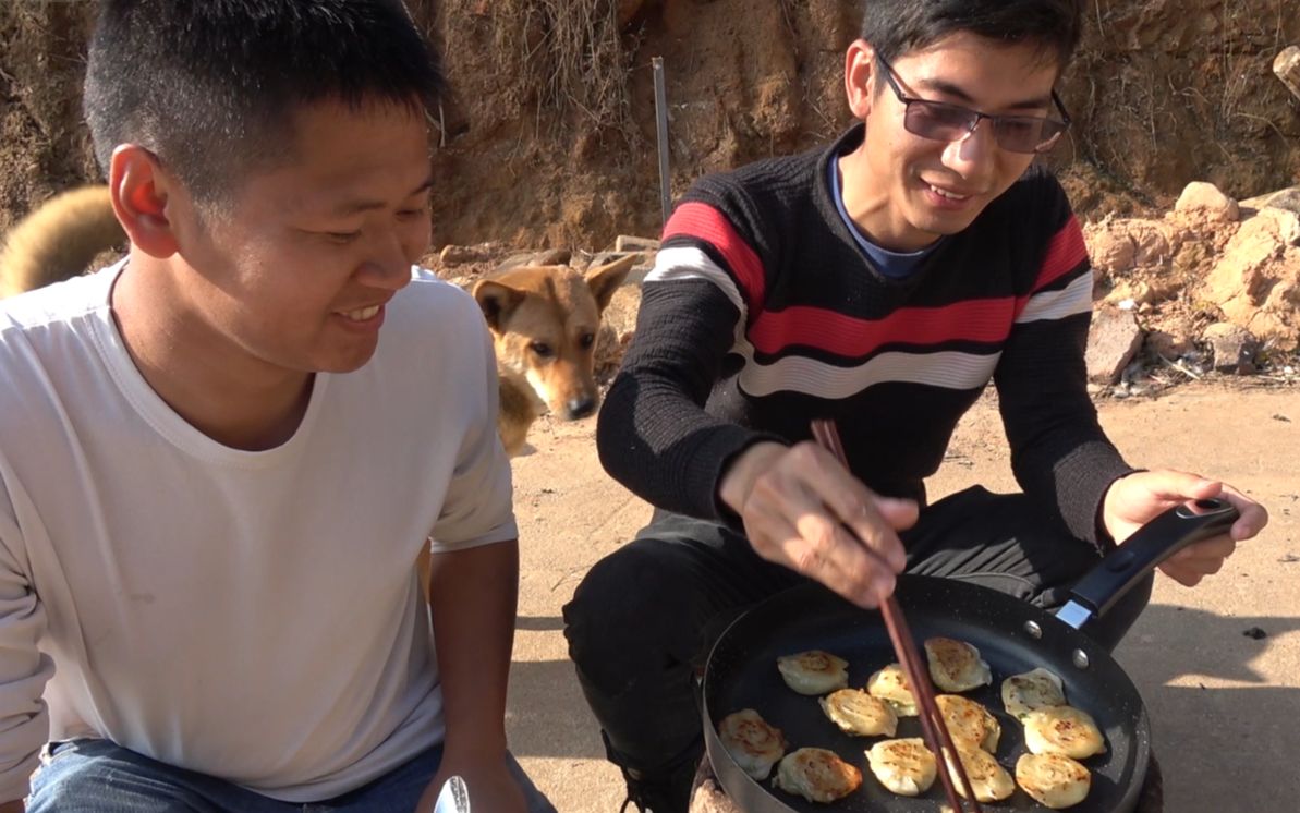 金洋兄弟:俗话说的好"好吃不过饺子"把饺子煎至金黄,蛮好吃的