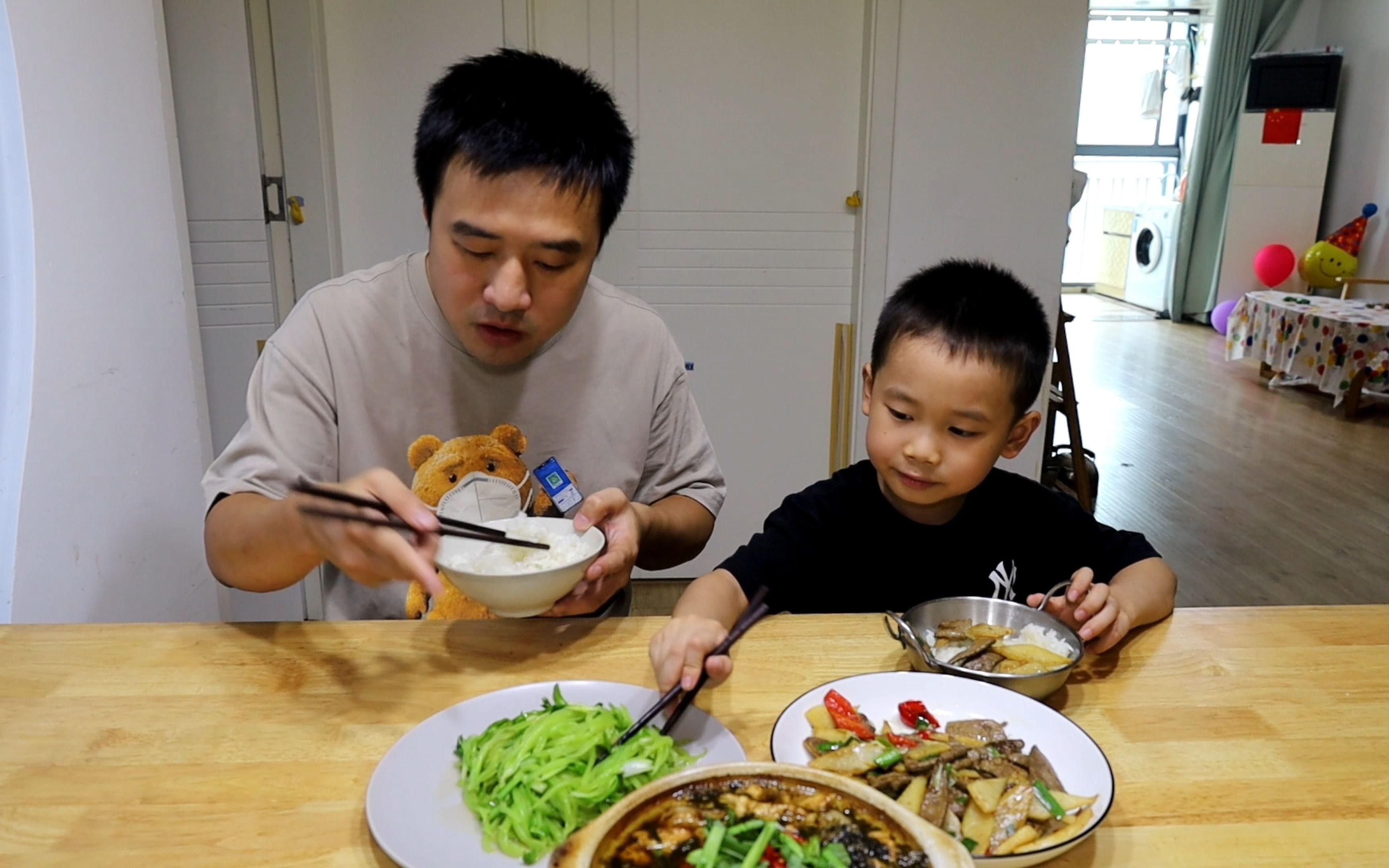 父子两人午餐:咸菜炖豆腐、山药炒猪肝、清炒莴笋丝哔哩哔哩bilibili