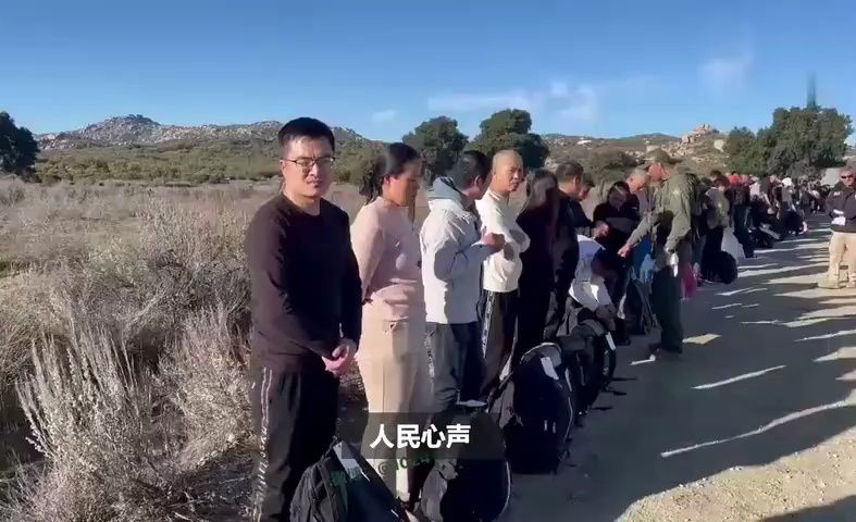 美国边境被抓的偷渡者,正在进行排队登记!