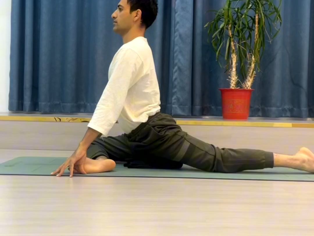 每日一个瑜伽动作之天鹅式