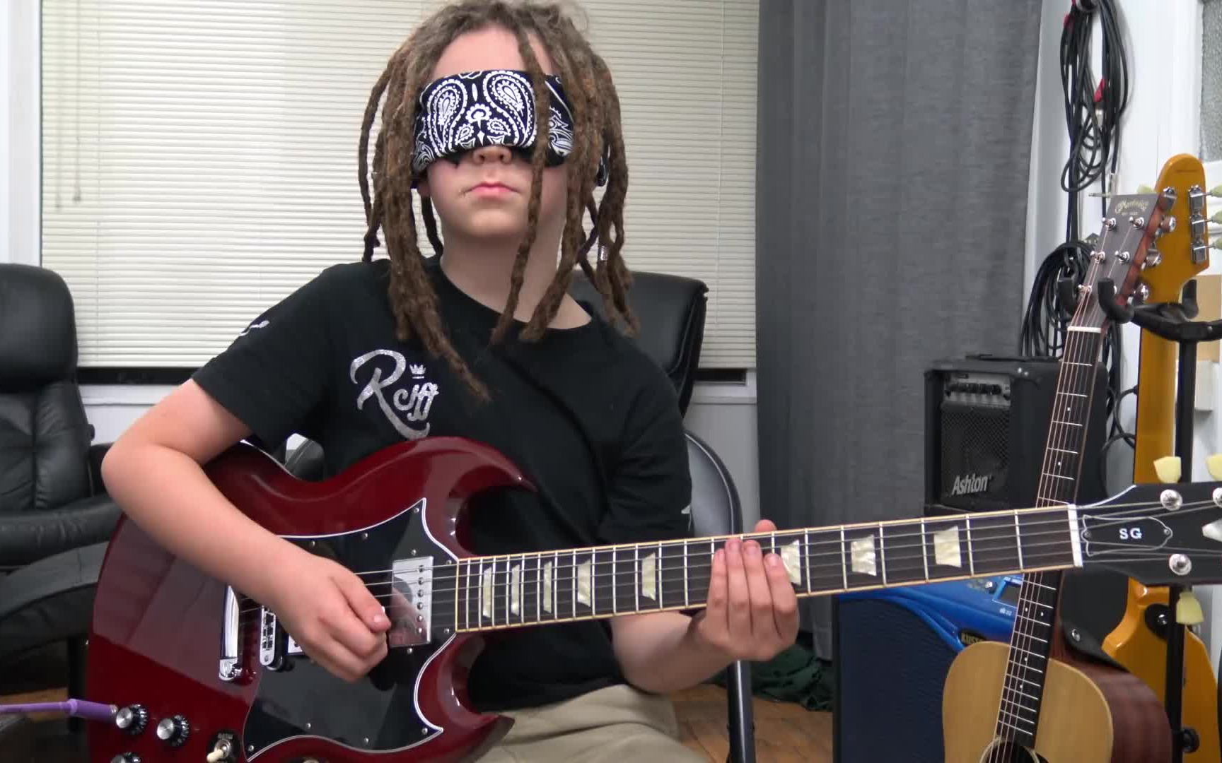 comfortablynumb电吉他solo9岁男孩蒙眼弹奏