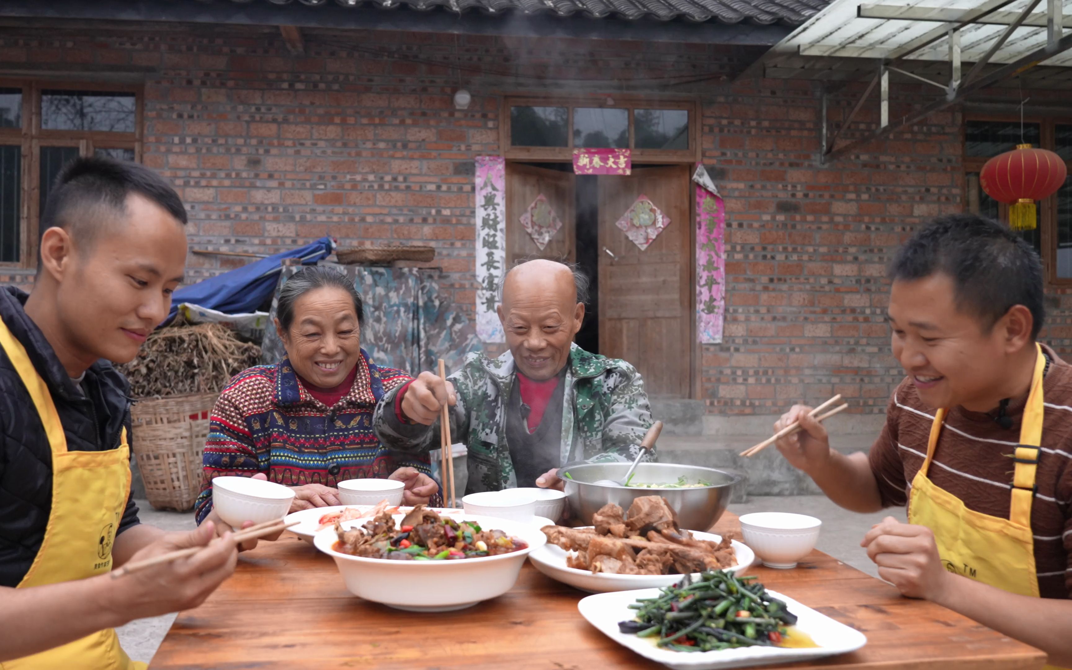 农村四哥自带食材前来拜访，一只鹅做两道好菜，巴适得很 哔哩哔哩