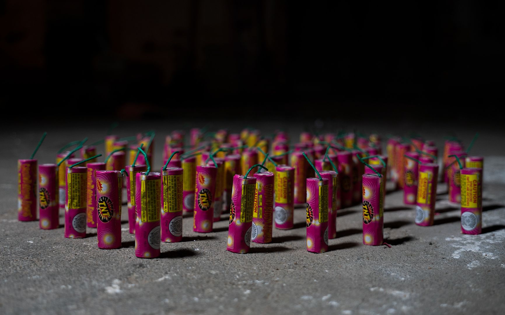 一次点燃上百个"跳猫烟花",好像挺炫酷的!