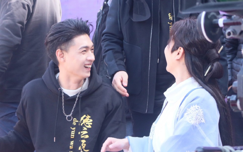 【孟鹤堂秦霄贤】帮孟孟儿整理衣服的老秦,霸总既视感! ! !