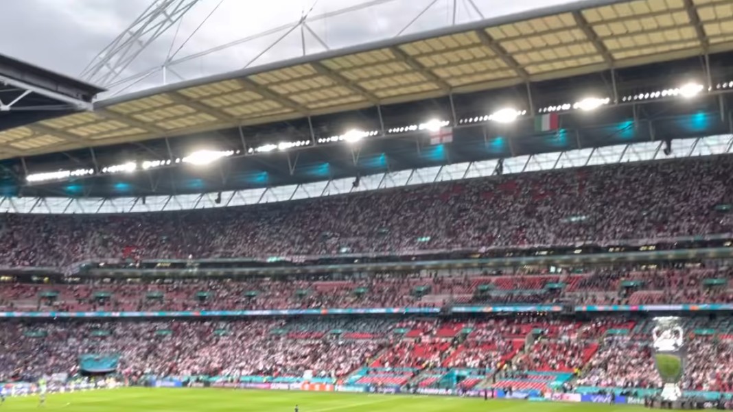 的欧洲杯决赛前英格兰球迷在温布利大球场合唱《sweet caroline》