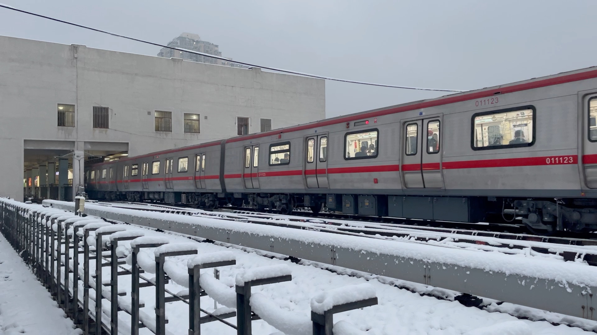 北京地铁1号线最新车型红狗,在雪中缓缓驶入四惠东站