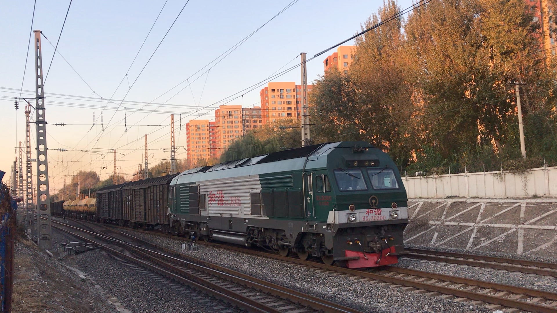 列车34717次于洪站上行咽喉出站运行于于揽三线_哔哩哔哩_bilibili