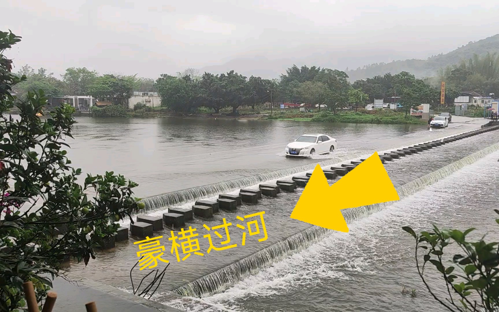坐标在海丰县,汽车就这么豪横过河,目测这里人均