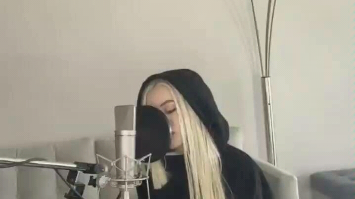 [图]「搬运」Ava Max - Salt Acoustic (At Home Sessions)