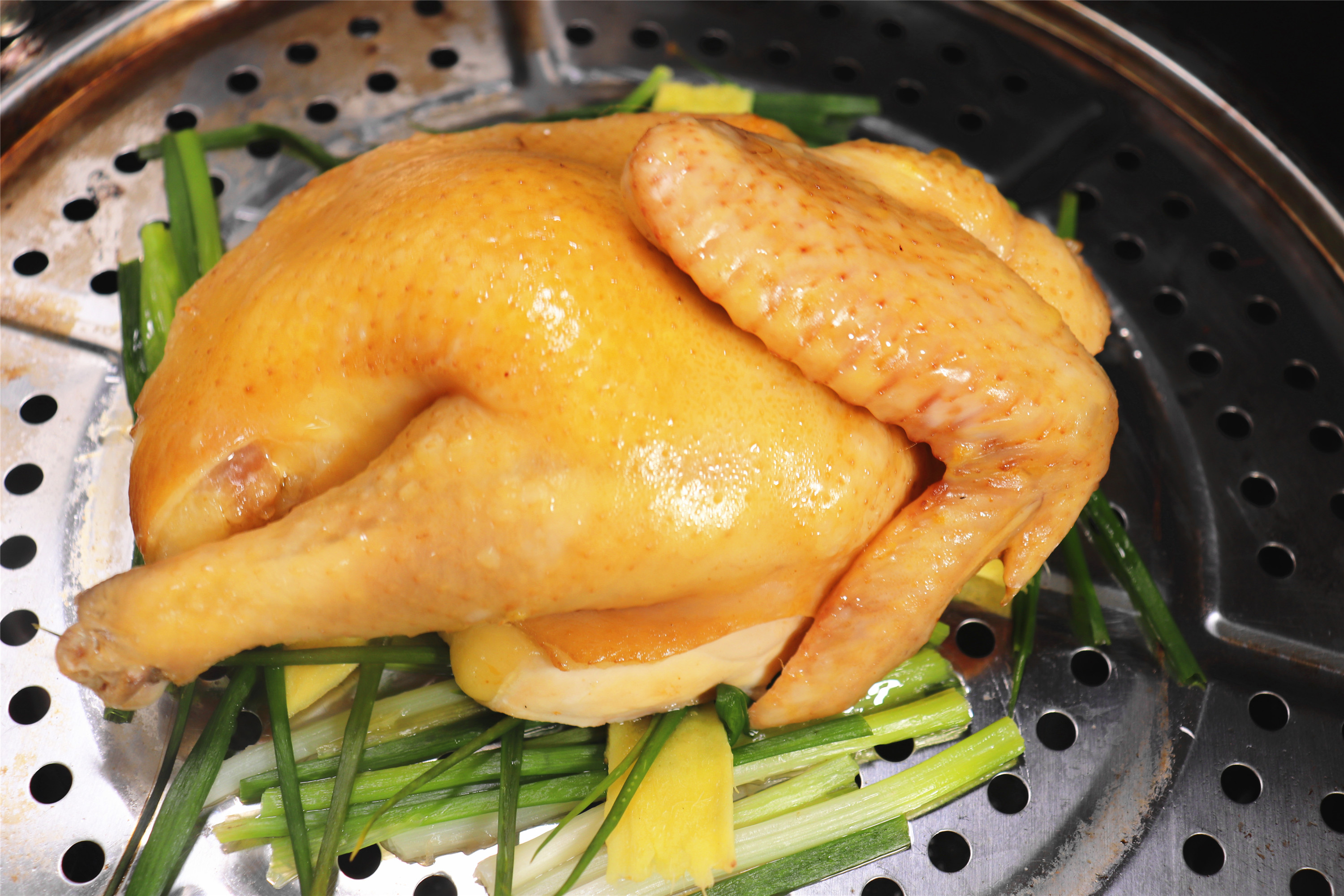 客家正宗"隔水蒸鸡"鸡肉爽滑,脆弹,比广东白切鸡好吃100倍