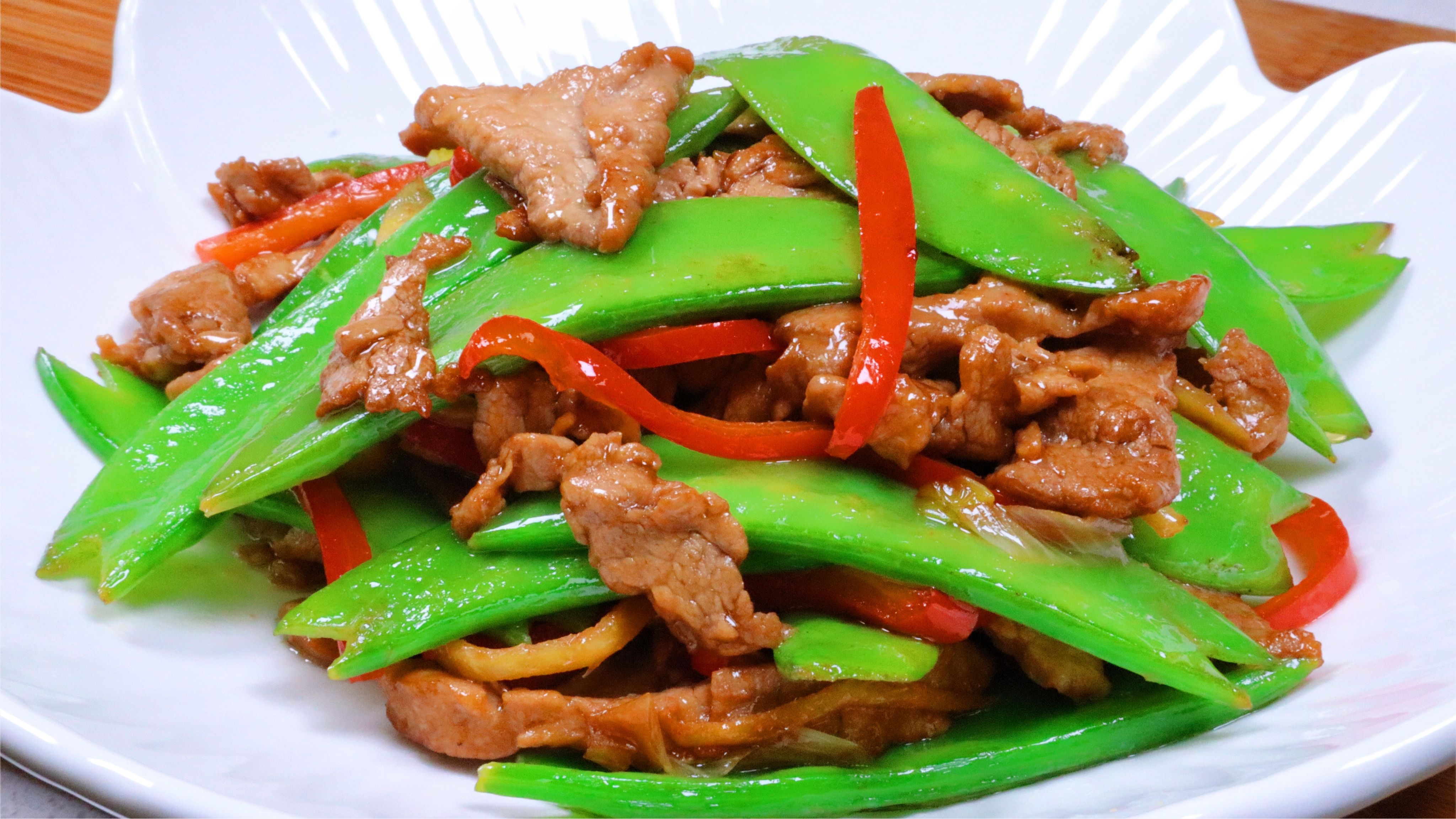 荷兰豆小炒肉时,不要直接下锅炒,教你一招,鲜嫩入味,清脆爽口