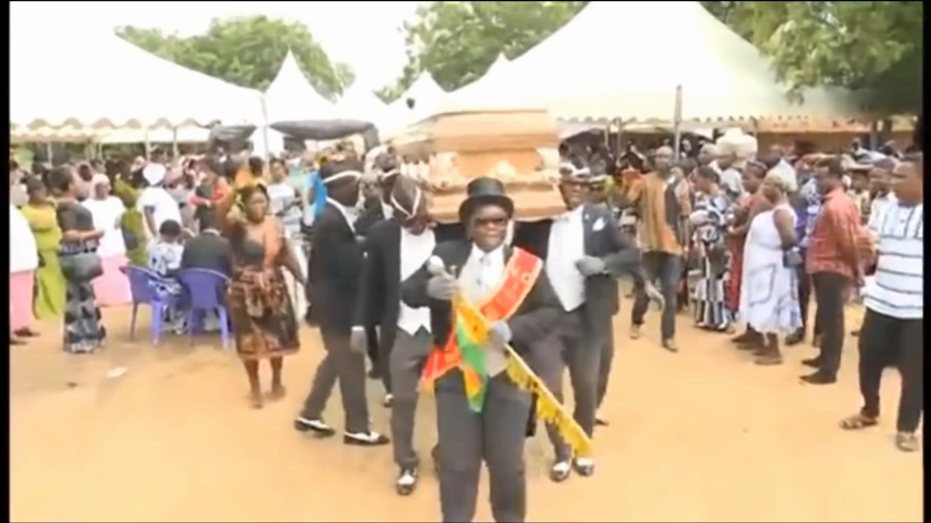 [图]Ghana Pallbearers Dancing to Astronomia 2k19