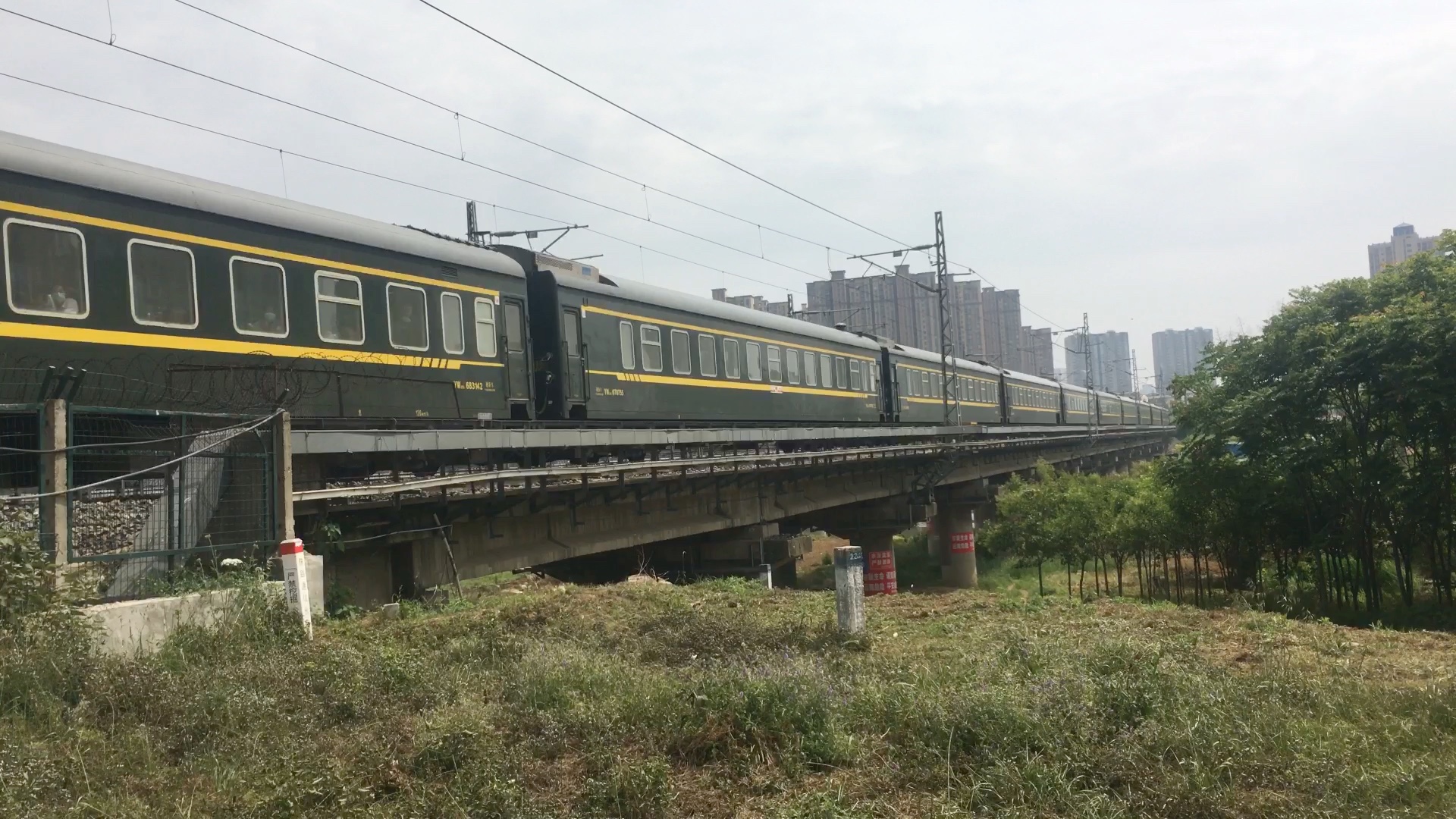 客车K536深圳洛阳经由襄阳小清河铁路桥去南阳方向哔哩哔哩bilibili