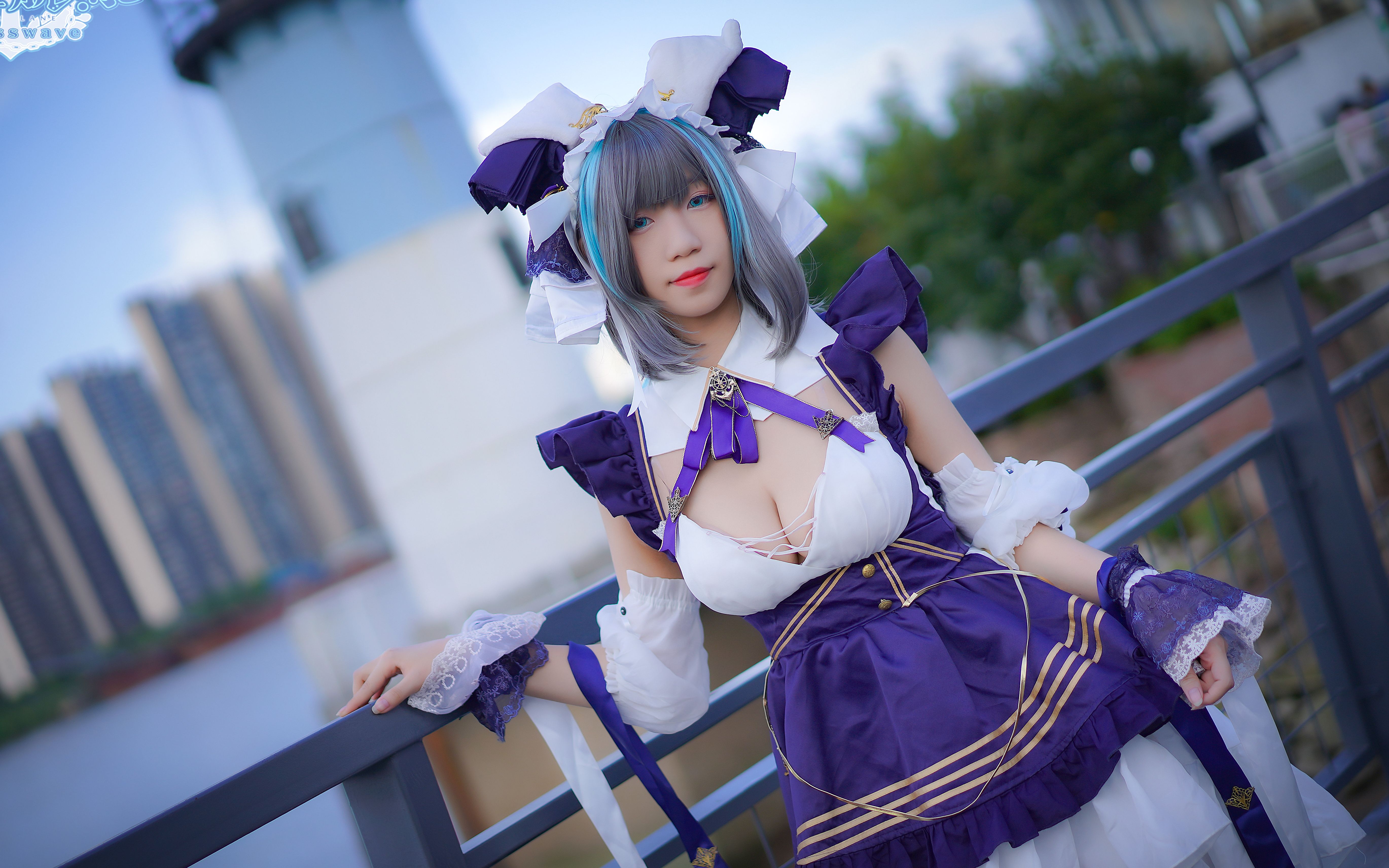 [图]cosplay碧蓝航线柴郡，coser很用心做的妆造，在景点拍摄也很不容易，实在太多人围观了。