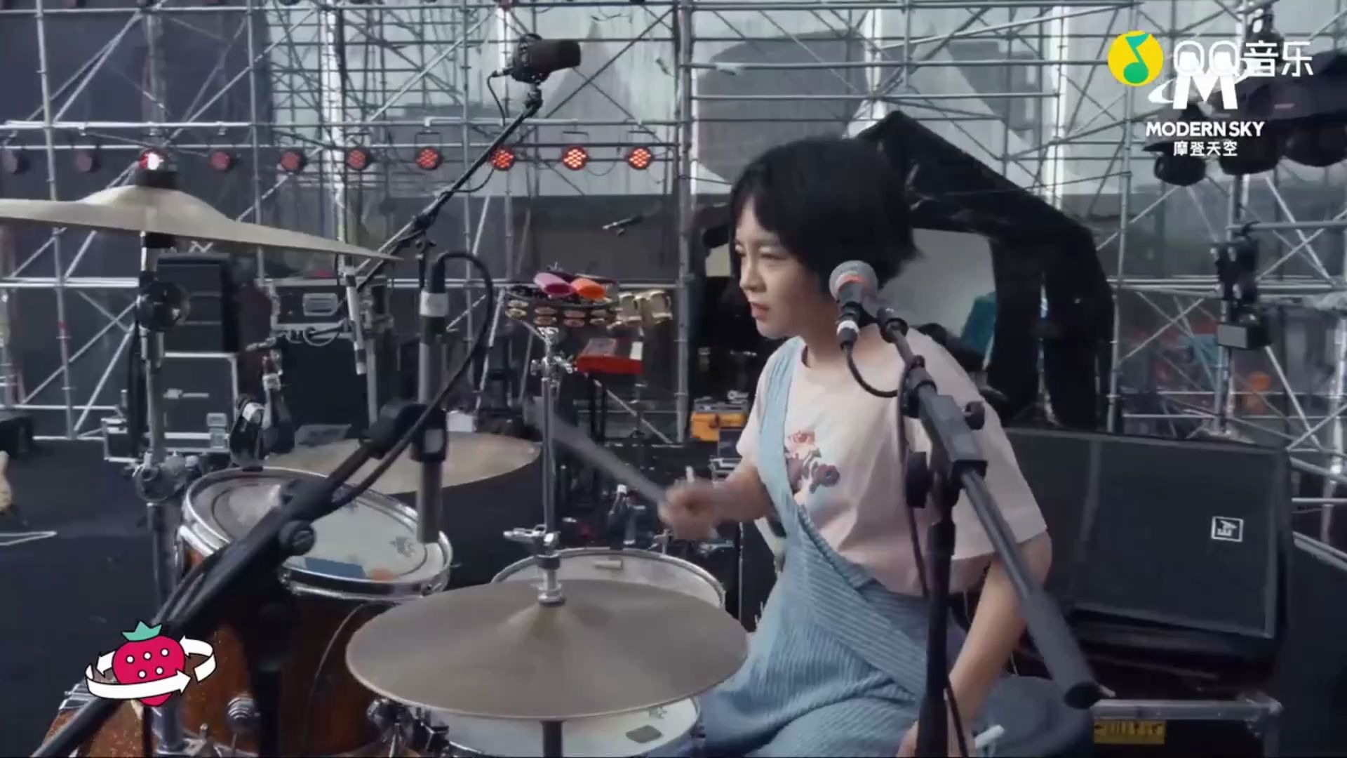 【大波浪乐队】(鼓手石璐)我们在一起彼此颤抖 2019杭州草莓