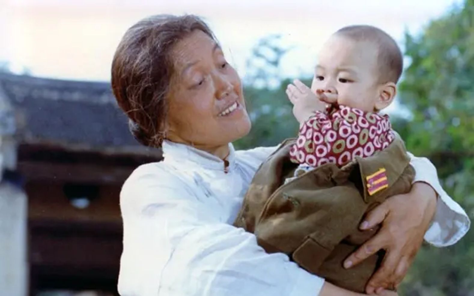 [图]村民反对大妈收养日本弃婴，可她却顶着骂名，把他当亲孙子照顾