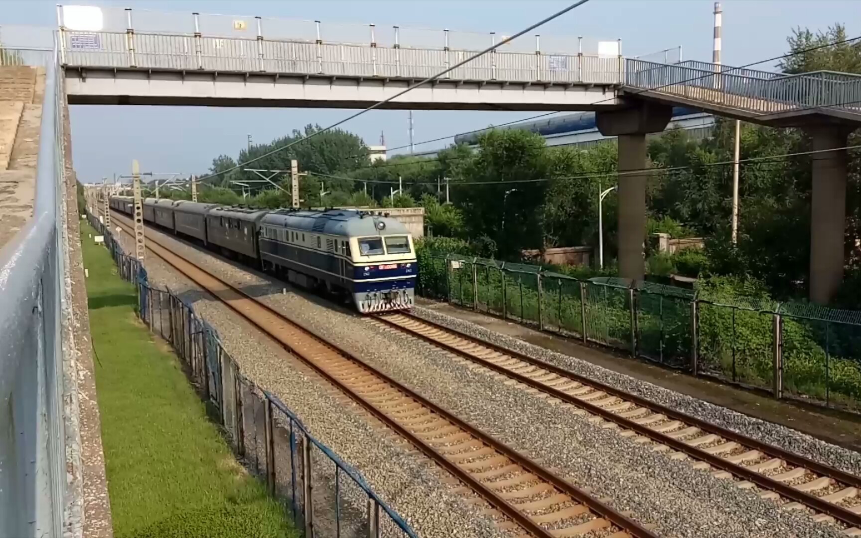 k7426通过苏抚线辽阳路天桥,本务机车 沈局吉段df11-0096