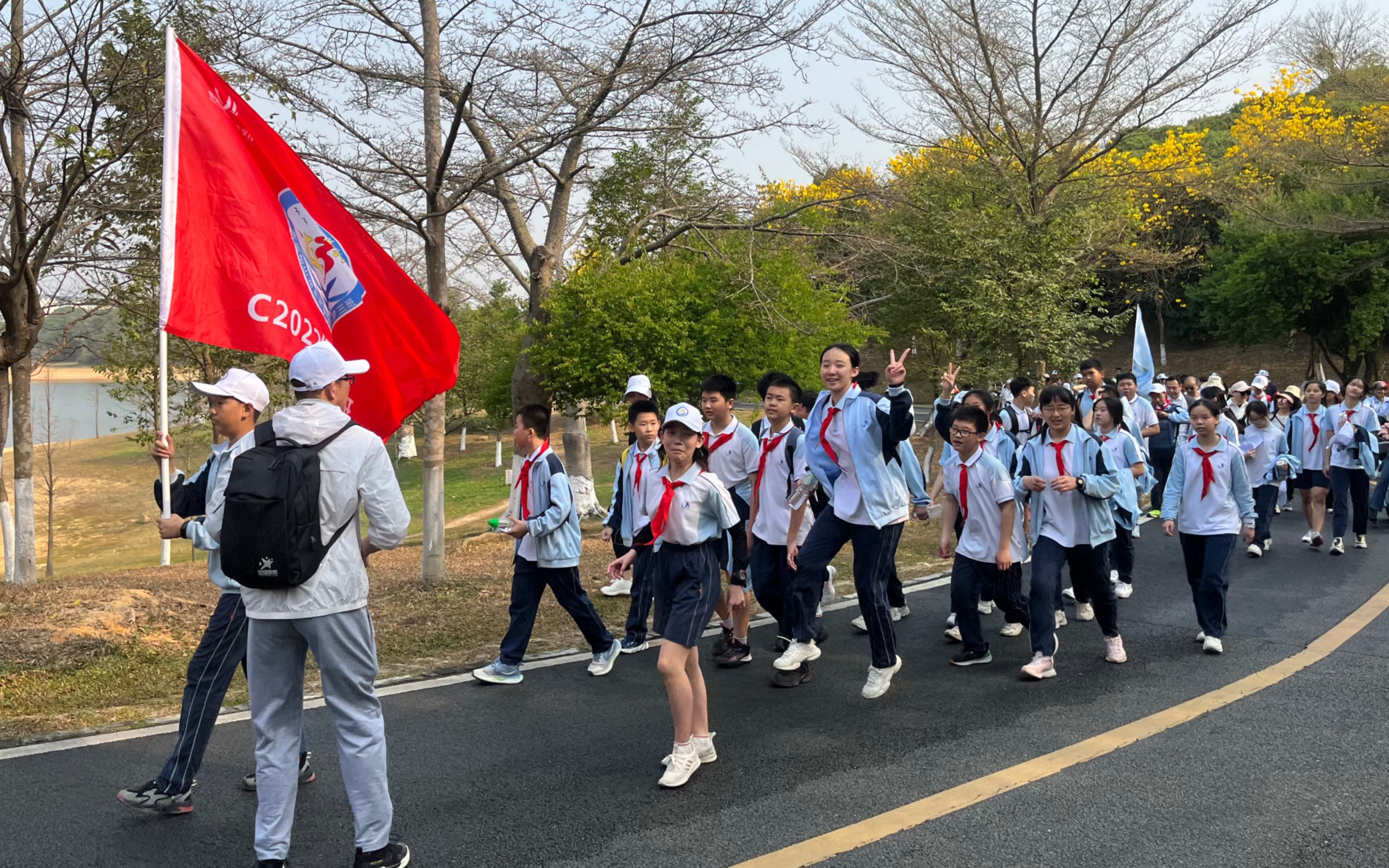 和学生们一起远足13公里