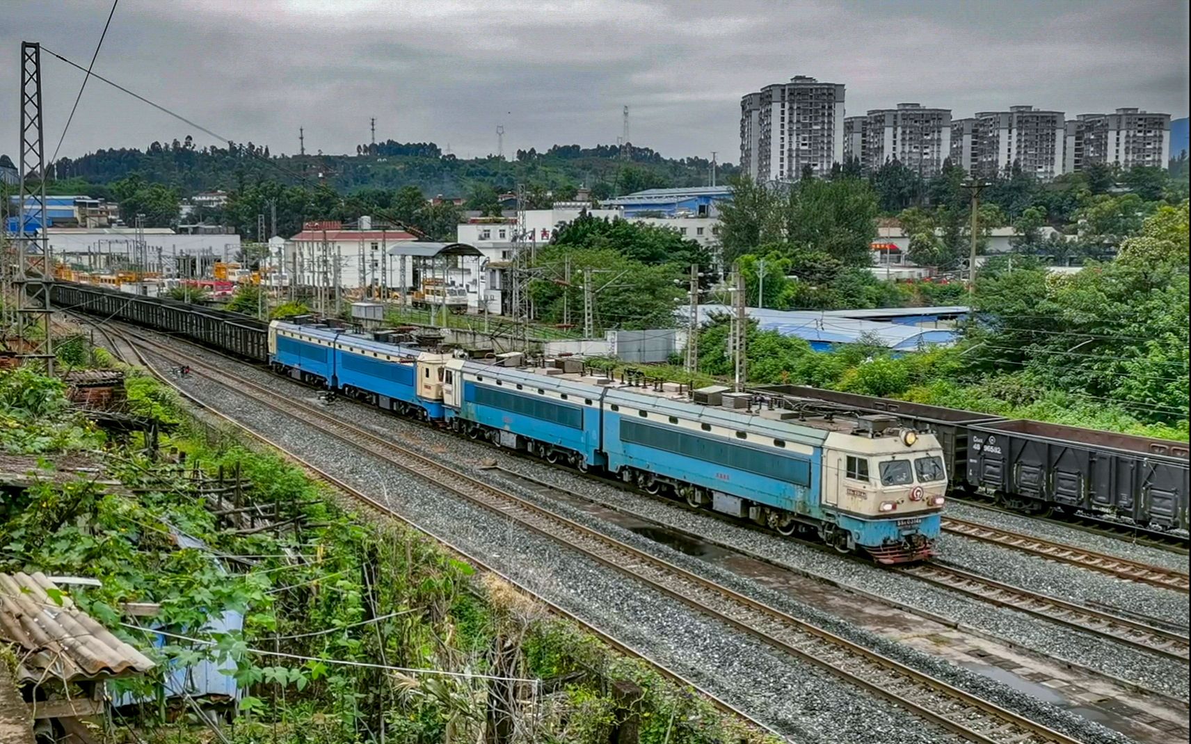 成局西段ss4g电力机车03147067号机重联牵引敞车上行停靠成昆铁路西昌