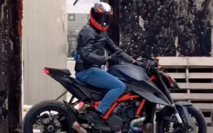 Télécharger la video: KTM1290SDR属于是拉不住的一头牛