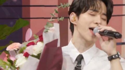 李俊昊白衬衫捧花唱歌谁不可以 哔哩哔哩