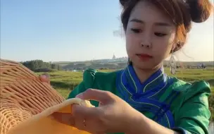 Скачать видео: 内蒙秋天的第一碗奶茶，你绝对没有见过