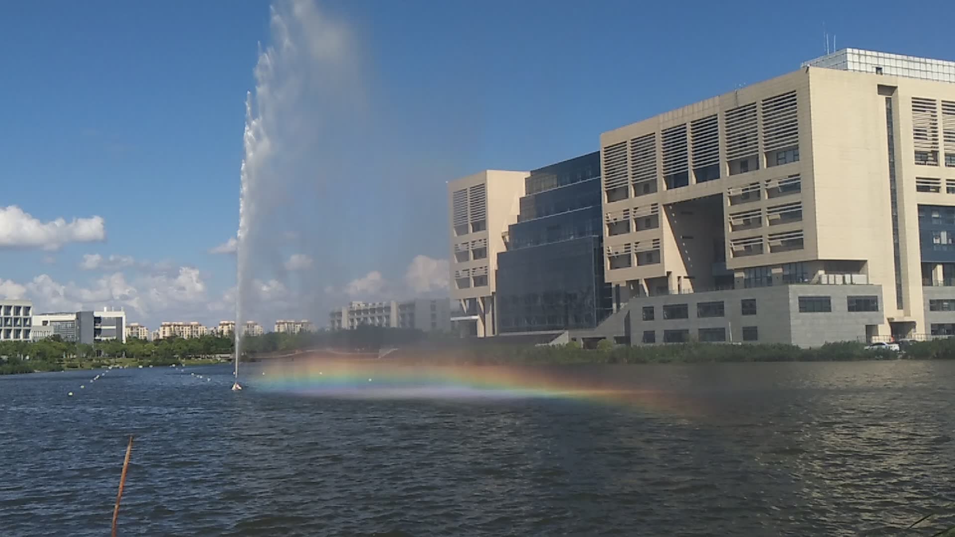 某大学惊现高射喷泉产生人造彩虹