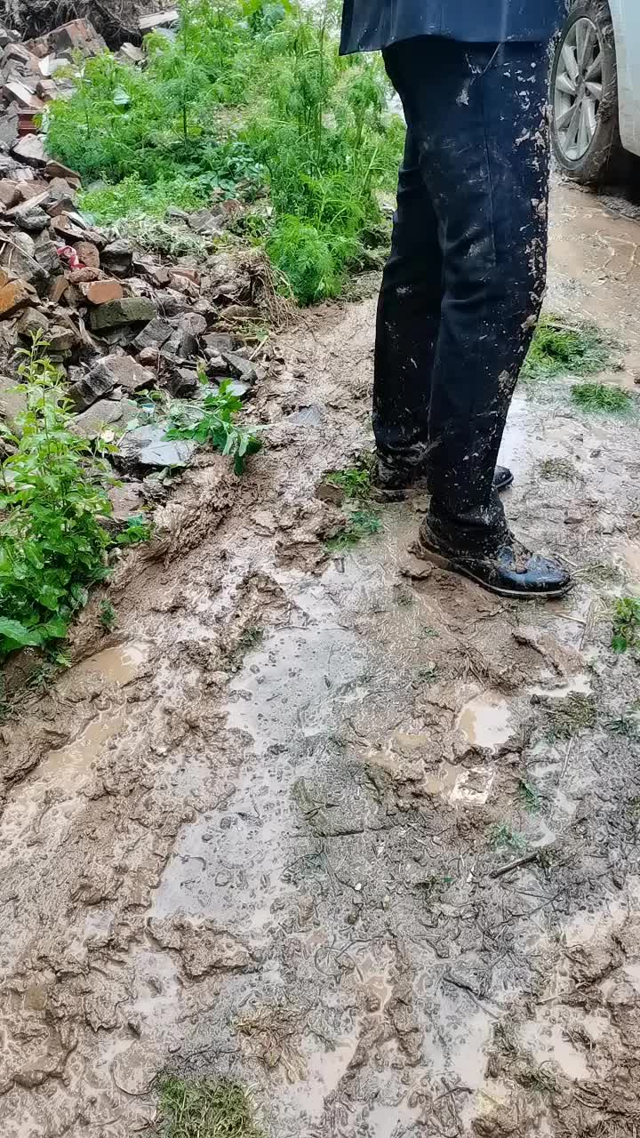 网红权哥下雨结婚车打滑啦,满脸是泥9898