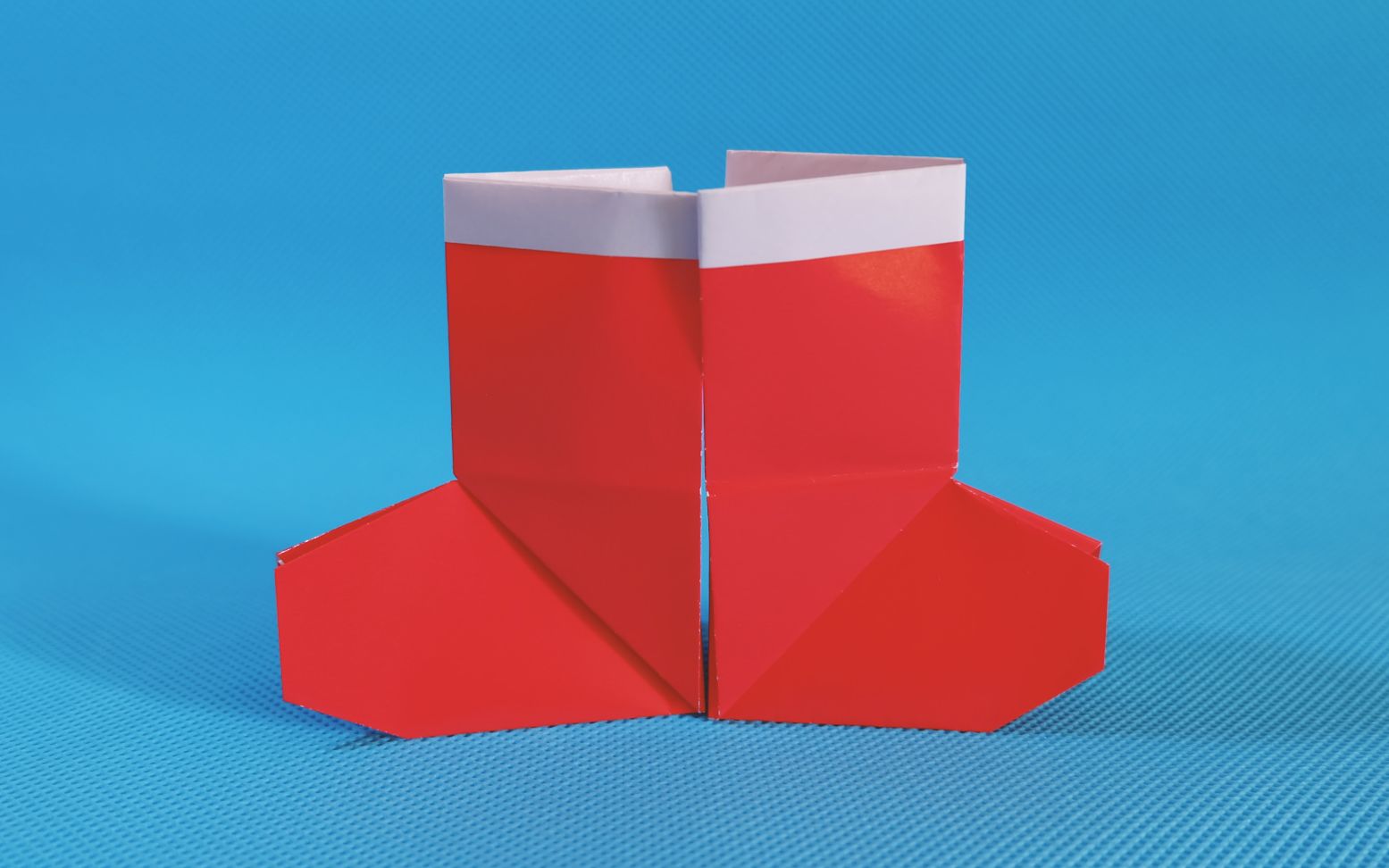 手工折纸diy这个圣诞靴虽然不能装礼物但是长得萌啊