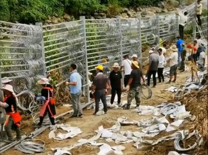 缅甸云南边境的围墙被工人同志急速扩建,野地高3米而城区高5米加配铁丝网(北边的长城是不是也是这样层层加码的?)哔哩哔哩bilibili