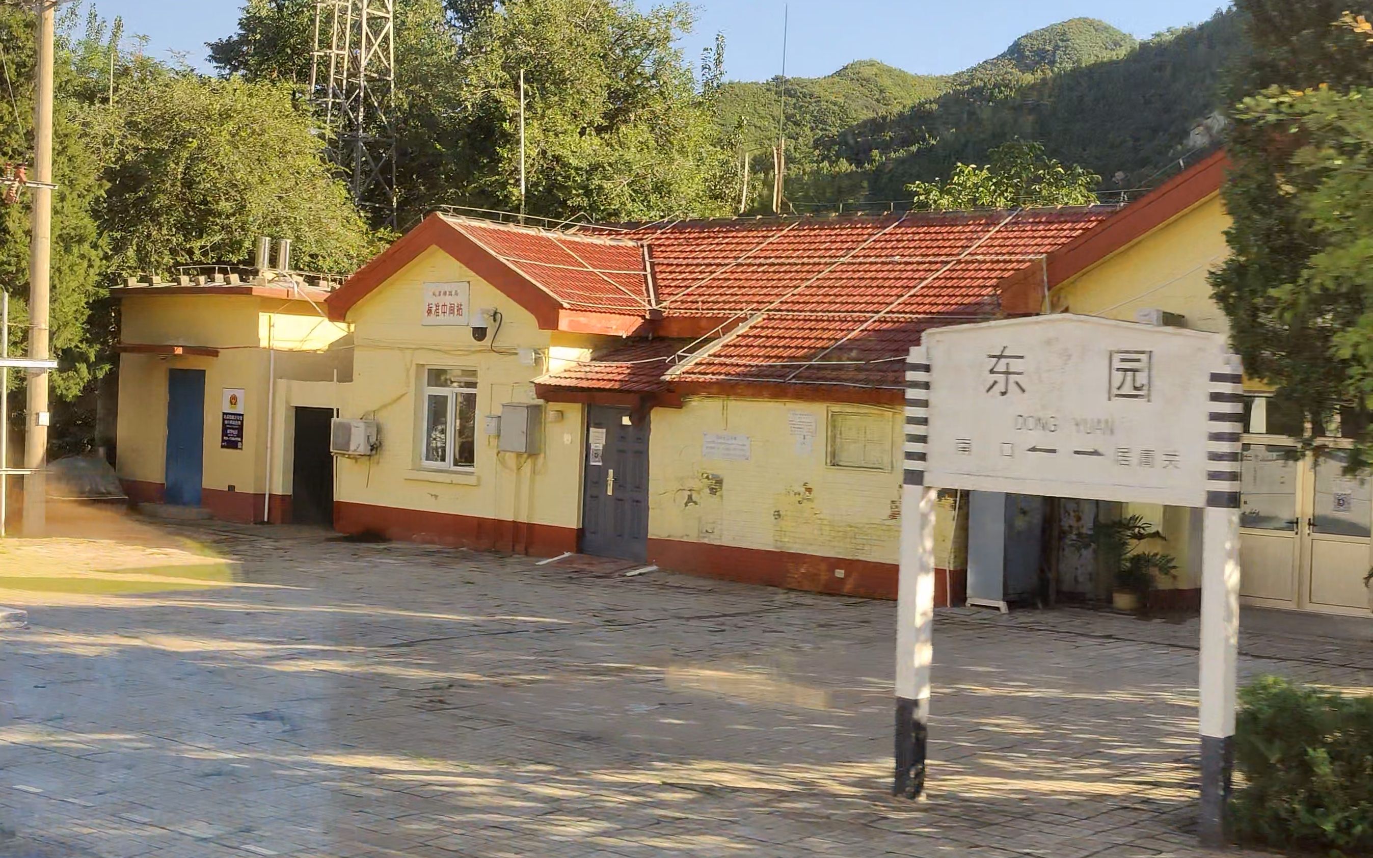 s2列车通过东园站(已无图定车次) 沿途经过村庄?