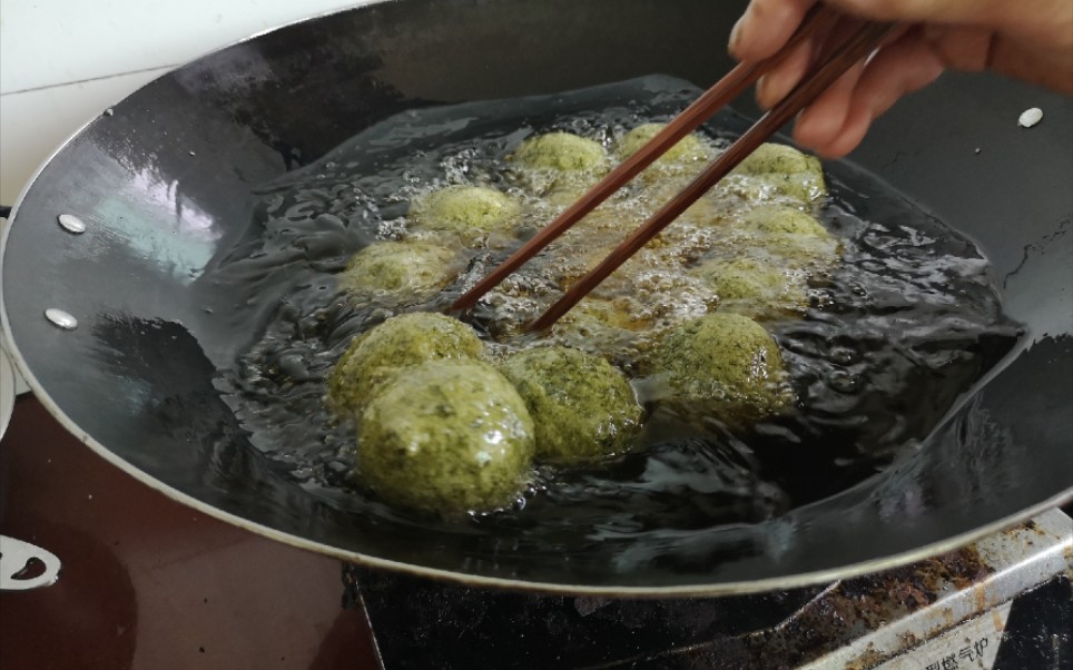 来自燕姐家乡风味的炸艾糍,表面香脆,一咬下去口感香糯,甜而不腻,美味