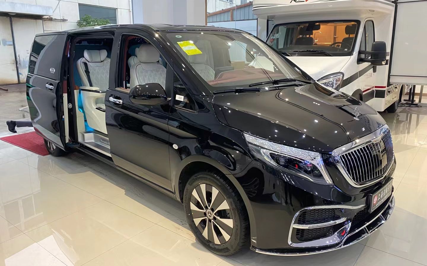 2021款九速奔驰威霆改装巴赫vs680,伊丽莎白定制版