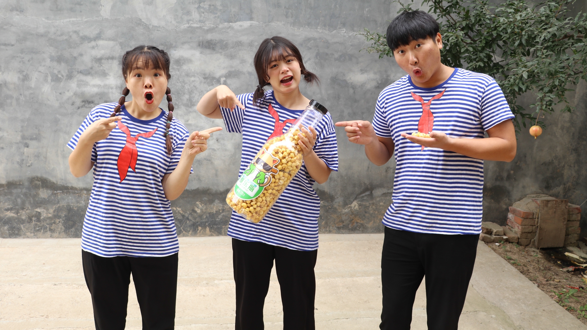 小美想吃爆米花,圆圆用零花钱给小美买了巨无霸爆米花桶,真好吃