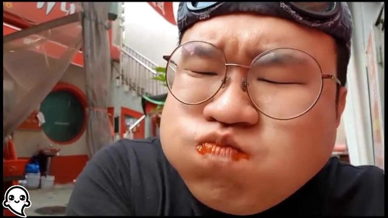 韩国吃播:戴眼镜的胖哥吃播辣年糕,表情太丰富了,欠你一座奥斯卡