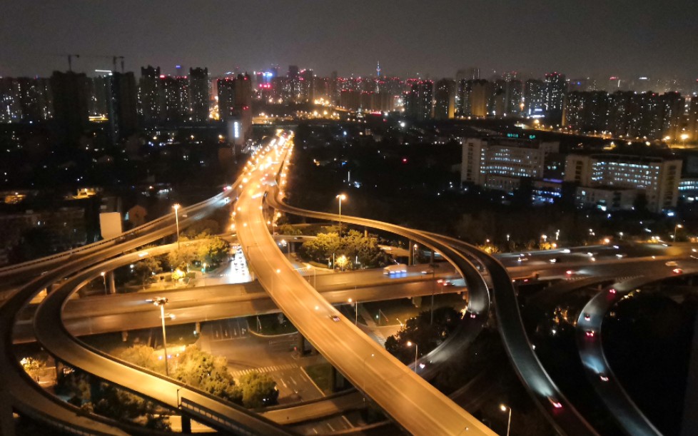 数一数,成都三环航天立交桥,3分钟内通过多少辆车,晚上23点.