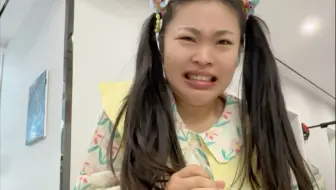 爸爸妈妈外出，还监督孩子写作业！