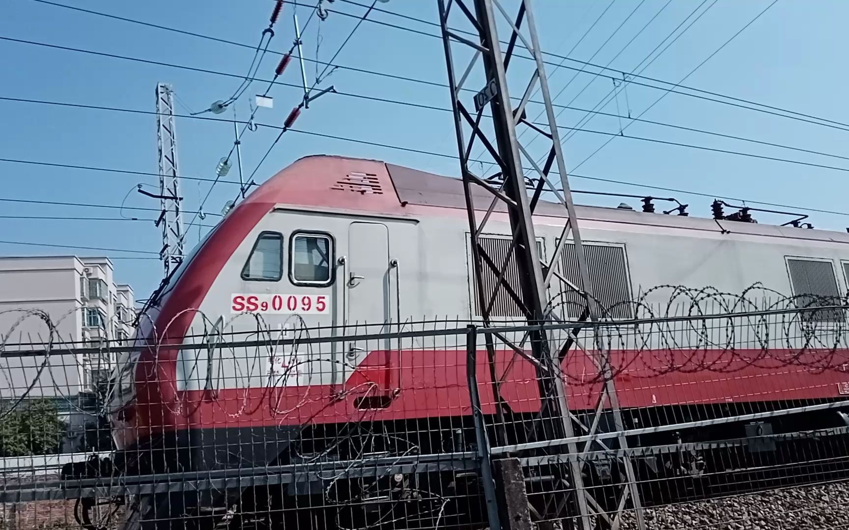 广铁广段的ss9g型电力机车牵引k302次列车从广州北站附近通过