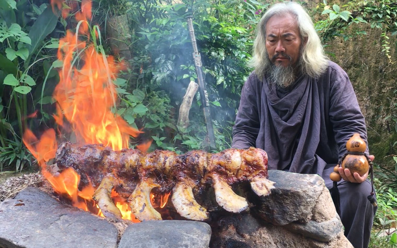 老爷爷山上烤3斤牛龙骨,肉香四溢,可惜一个人不好吃哔哩哔哩bilibili